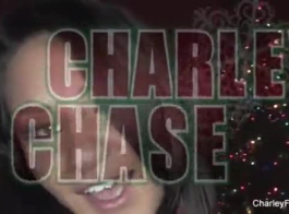 Charley Chase Và Một Cô Gái Tóc Nâu Nóng Bỏng Đang Có Tâm Trạng Có Ba Người Bình Thường Trong Một Kỳ Nghỉ